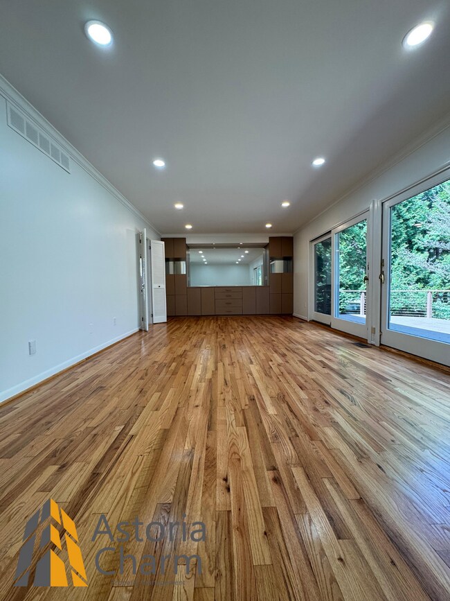 Building Photo - Spacious 5 Bedroom 3 Bath + Den Single Family Detached Home