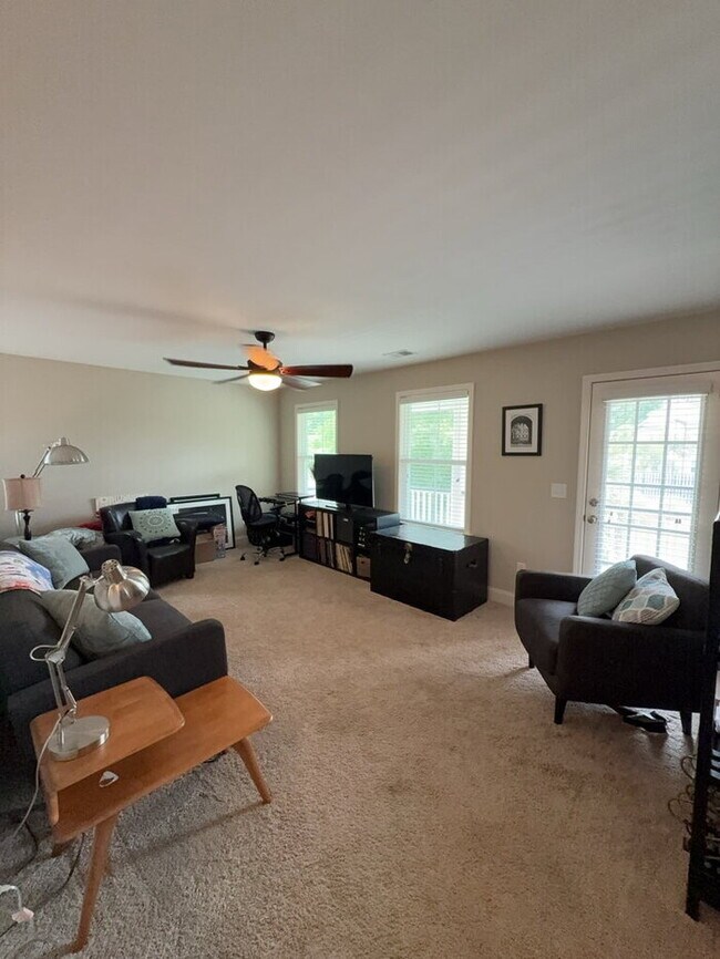 Building Photo - 302 Pond Hill Ct