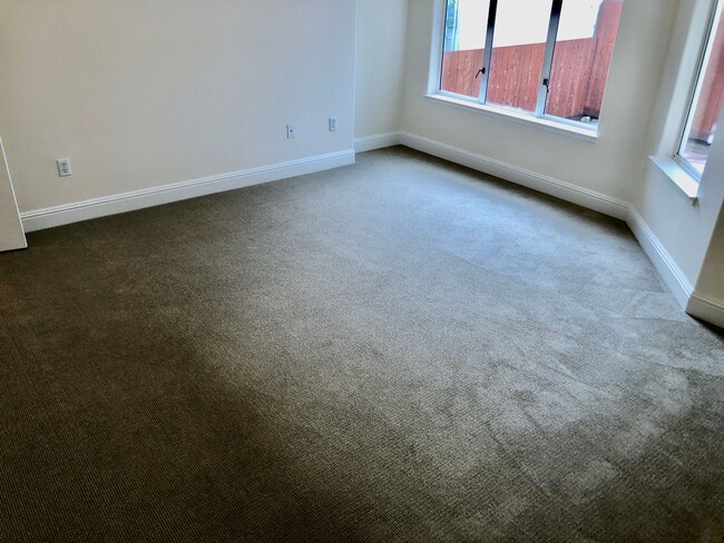 Building Photo - COMING SOON! Huge bi-level 3 bedroom 2.5 b...