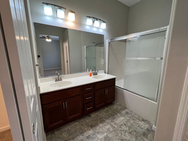 Building Photo - Livingston: $2450 3 Bedroom 2 Bathroom Sin...