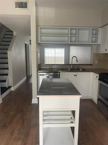 Building Photo - 8021 Sanibel Dr