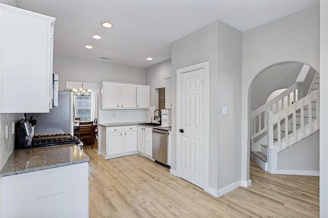 Building Photo - 16301 Essex Cove