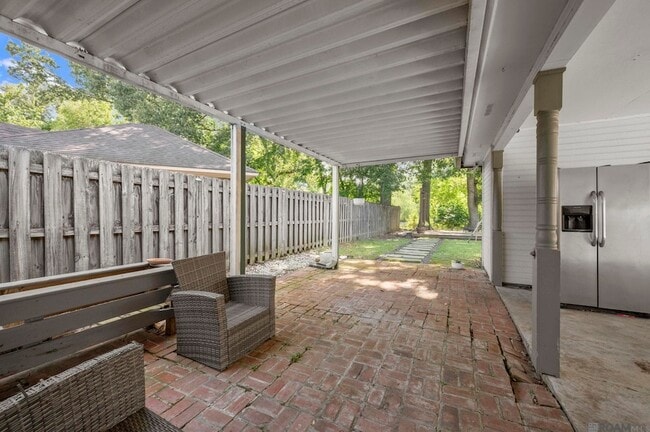 Building Photo - 17190 N Lake Dr