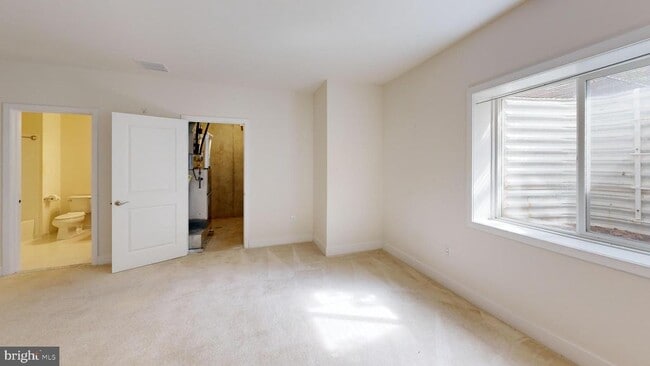 Building Photo - 909 Lakeview Ct
