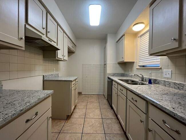 Building Photo - 2846 Blue Grass Dr