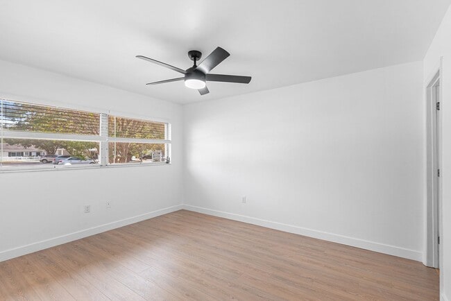 Building Photo - ST PETE APARTMENT FOR RENT!!