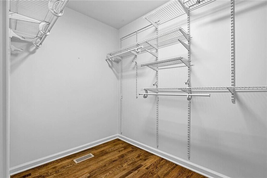 Building Photo - 2670 Woodridge Dr