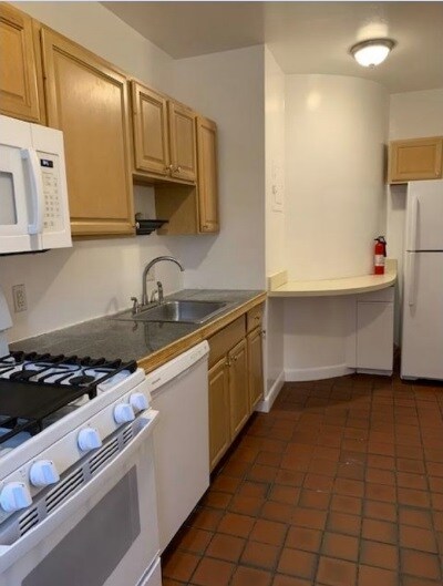 Building Photo - 448 Park Dr