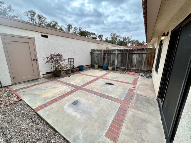 Building Photo - Tanglewood 3 Bedroom, Corner Unit-Single Story