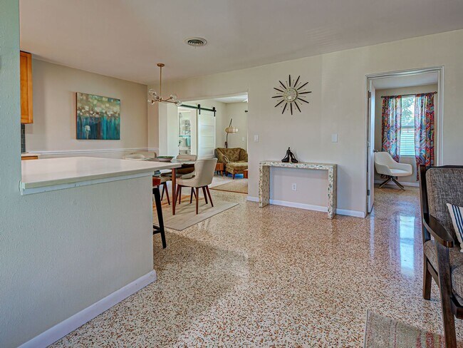 Building Photo - Seasonal Rental Near Venice – Pet-Friendly 3 Bed, 2 Bath Home