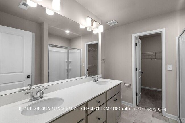 Building Photo - Stunning 4-bedroom, 2.5-bathroom home located in the vibrant city of Charlotte, NC.