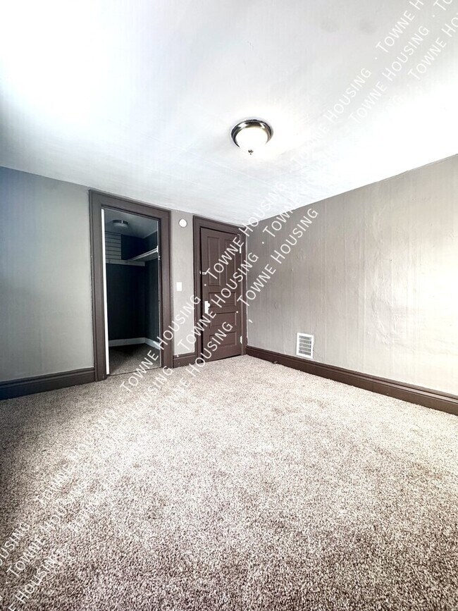 Building Photo - 10 Parkview Ave