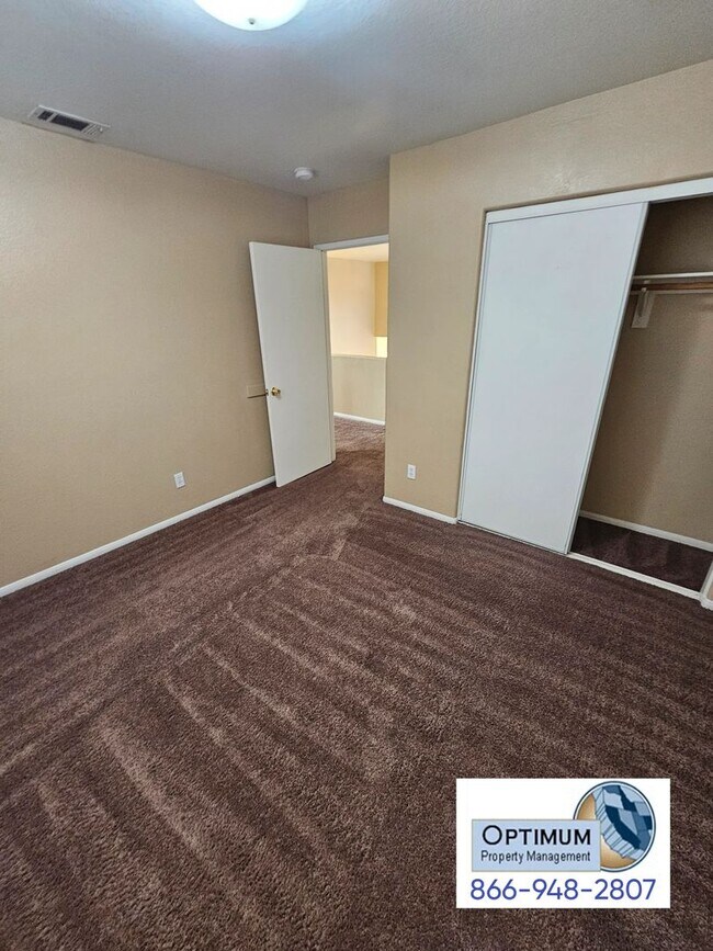 Building Photo - Spacious 6 bedroom , 3 bathroom home with downstairs bedroom and bath