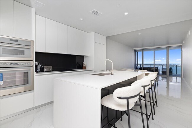 Building Photo - 700 NE 24th St