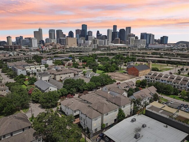 Primary Photo - 2209 Bastrop St