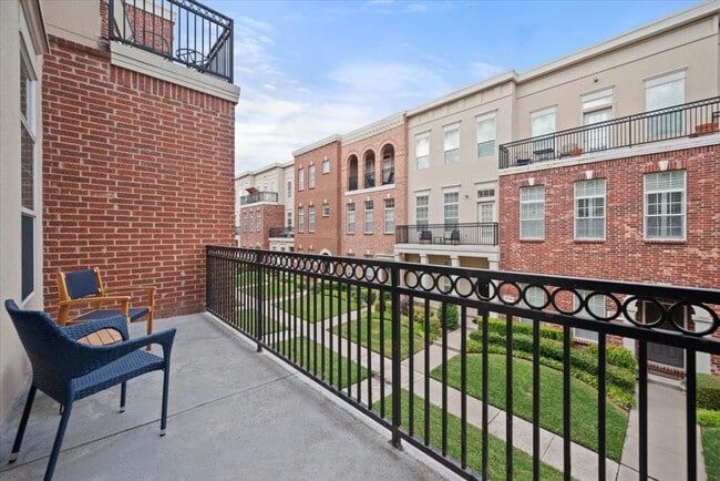 Building Photo - Welcome Home to the Heart of Addison!