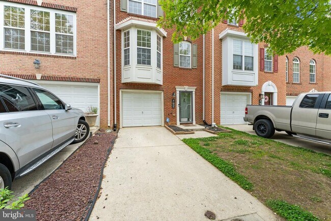 Building Photo - 702 Anoosh Ct