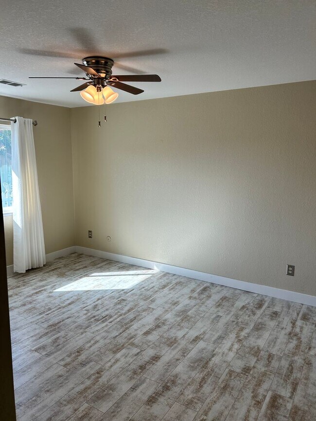 Building Photo - 2 bed 2 bath home two blocks from beach-pet friendly!