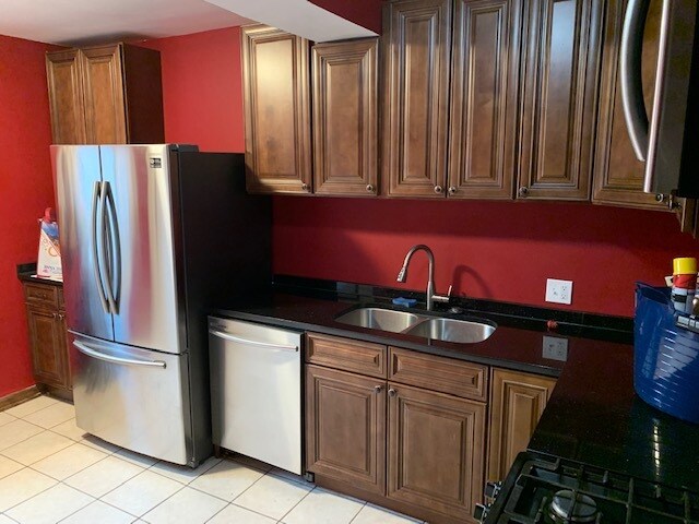 Kitchen 2 - 2044 W Birchwood Ave
