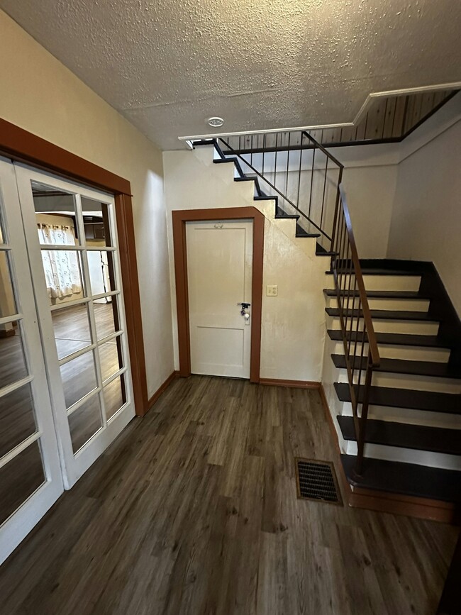 Building Photo - 240 E Main St