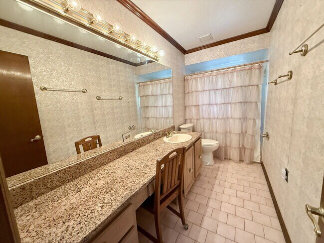Building Photo - 124 Estates Cir