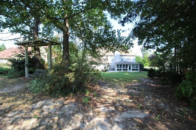 Building Photo - 1060 River Valley Dr