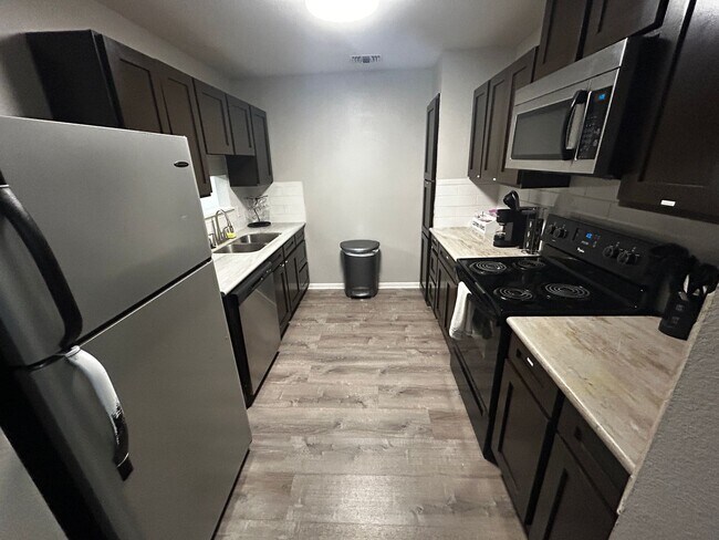 Building Photo - 7106 Linkcrest Dr