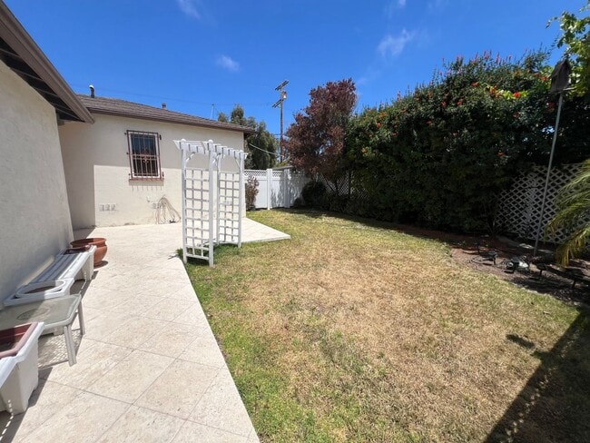 Building Photo - LOCATION LOCATION!!! 5th & I St, Large House, 3BR 1BA w/ 2 car Garage