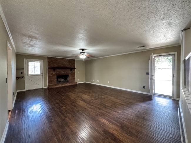 Building Photo - 2406 Greenbrier Dr