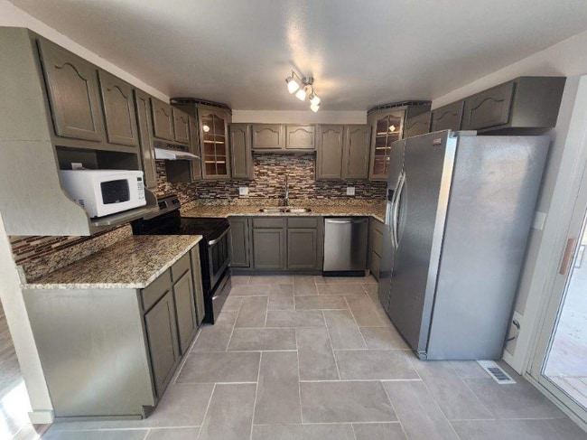 Building Photo - 2050 Del Mar Dr