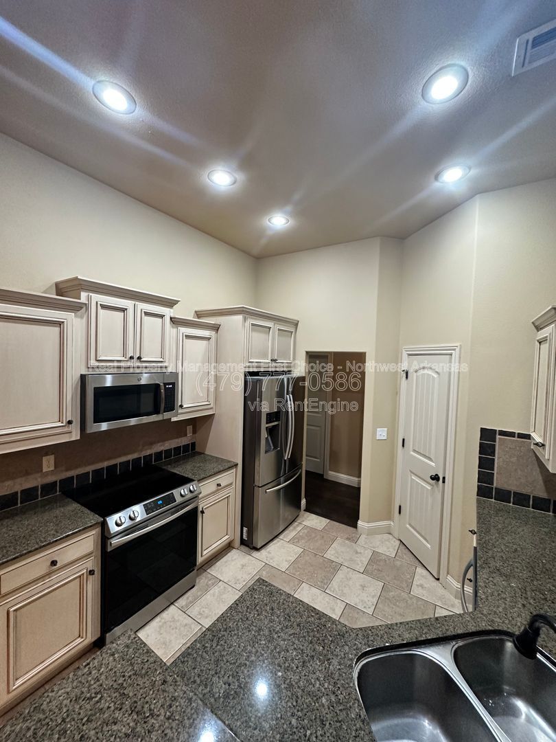 Building Photo - 2006 W Morter Pl