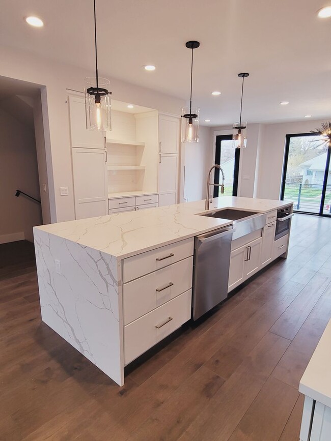 Building Photo - Luxury Downtown Townhome