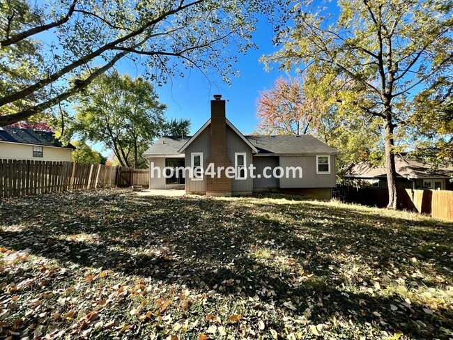 Building Photo - Wonderful Northland Home w/ an Updated Kit...