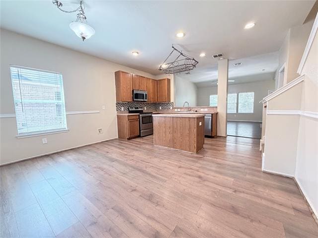 Building Photo - 1910 Pin Oak Ln