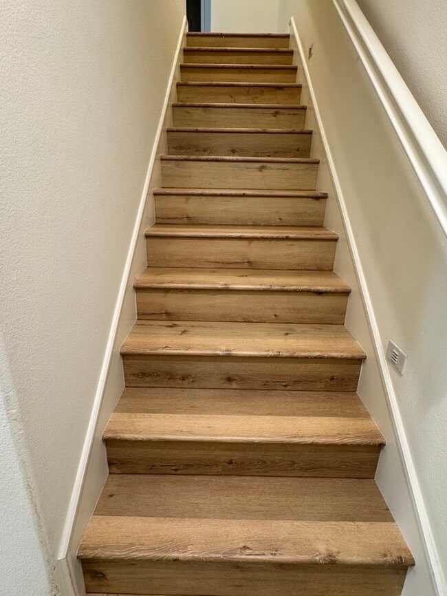 Building Photo - Newer Townhouse for lease in Eastvale.
