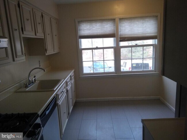 Building Photo - 2055 Pilgrim Dr