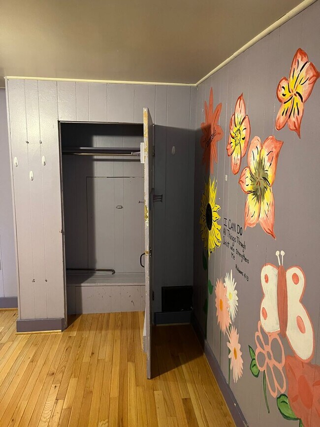 Building Photo - Spacious 4-5 Bedroom, 1.5 Bathroom 2-Story...