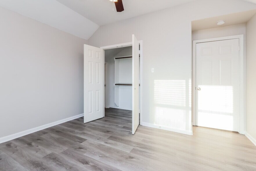 Building Photo - 985 Oak Falls Dr