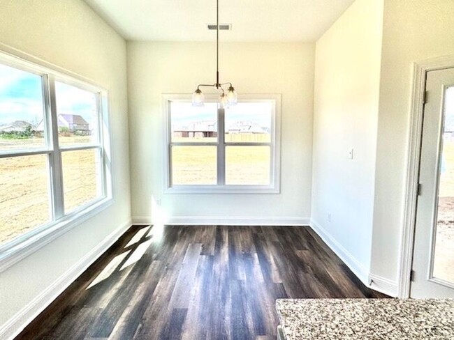 Building Photo - Move In Special! Half off June Rent with M...