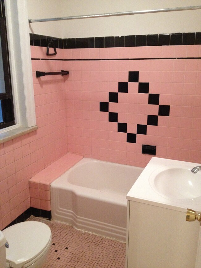 Building Photo - 1020 Pine St