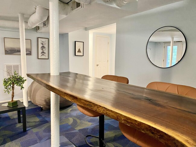 Building Photo - 1305 Stratford Ave