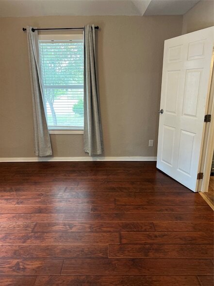 Building Photo - 7489 Red Bud Ln