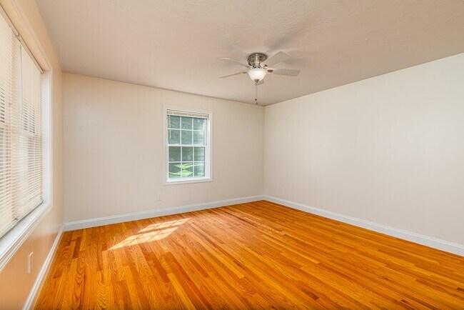 Building Photo - 12 Woodbury Ct