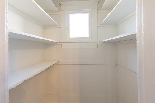 Building Photo - Updated Midtown charmer