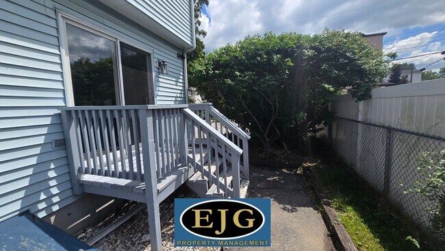 Building Photo - 158 Beech St