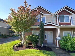 Building Photo - FREE RENT! Charming 2-Primary Suite Townho...