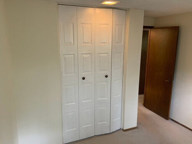 Building Photo - 422 Brookside Dr