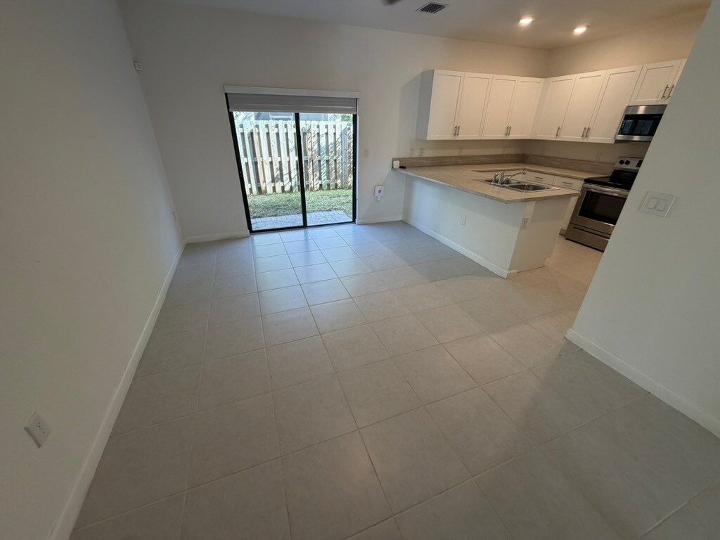 Building Photo - 21001 NE 8th Ave