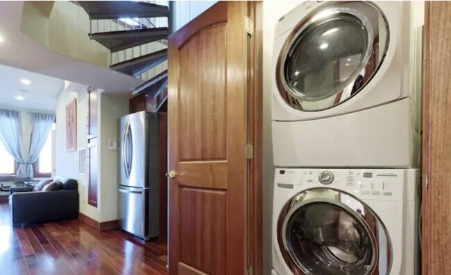 Building Photo - 2803 Ontario Rd NW