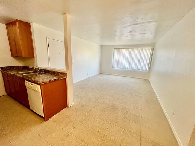 Building Photo - 2BD/2BTH with Central A/C, Private Patio, ...